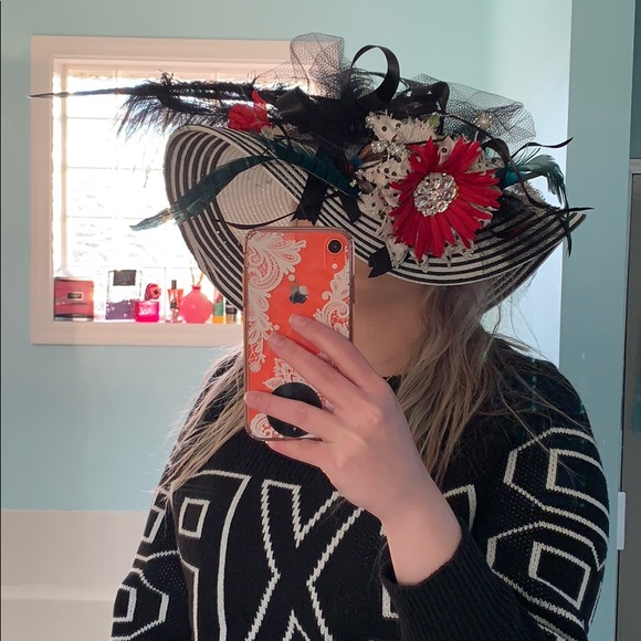 White and Red Custom Derby Hat, Beach, Photography - Picture 6 of 6